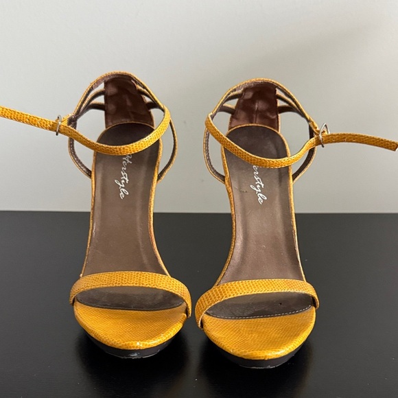 Yellow Strappy Heels Sz 6 - Picture 2 of 11